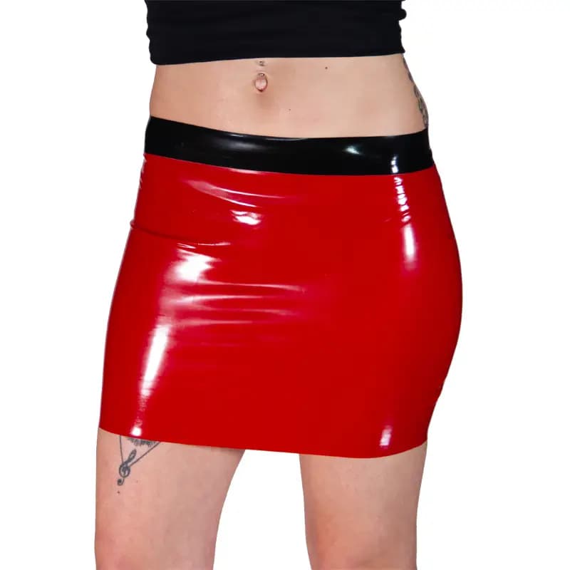 Roter Latex-Bleistiftrock in Größe S